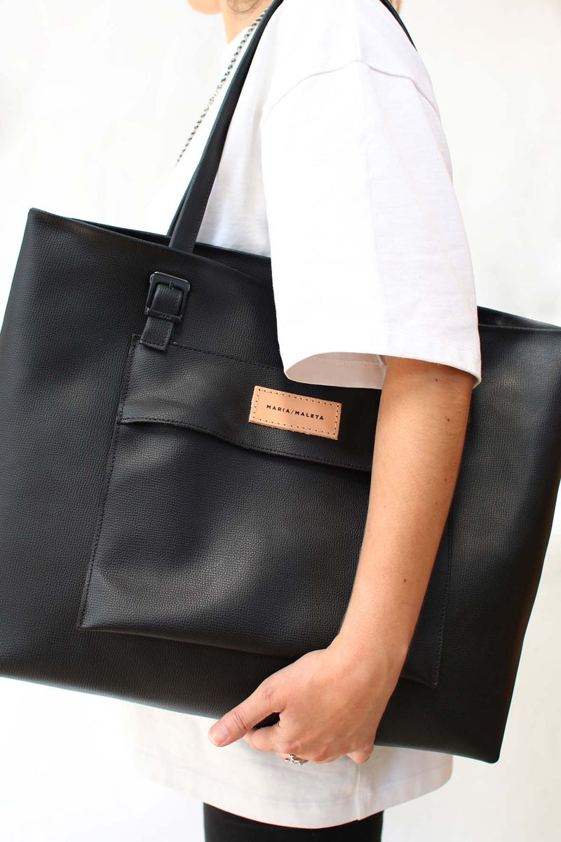 Women-large-tote-bag-in-black-leather