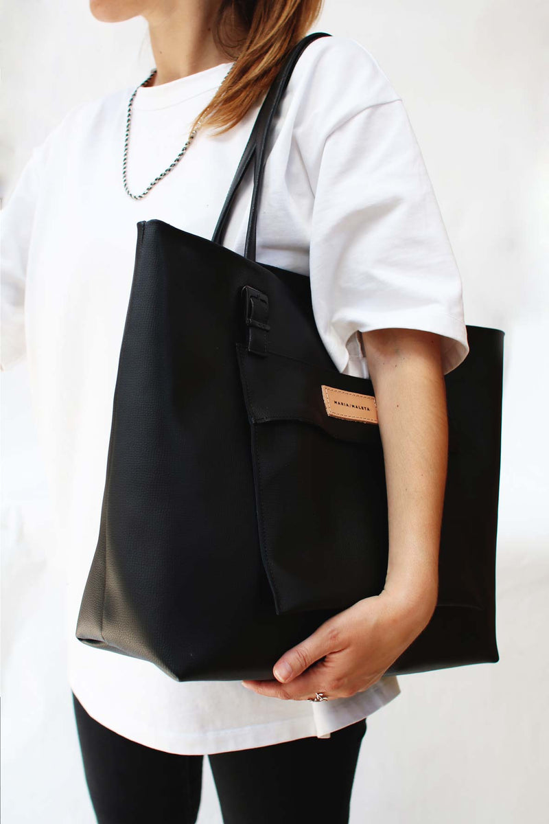 Women-large-tote-bag-in-black-leather