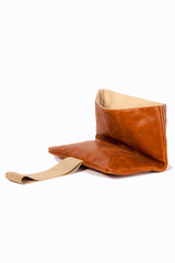 clutch-bag-in-camel-brown-leather-with-elastic-