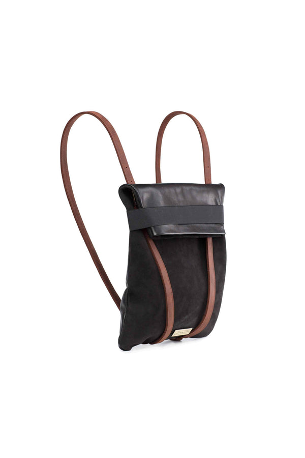 black backpack in leather with leather straps in brown